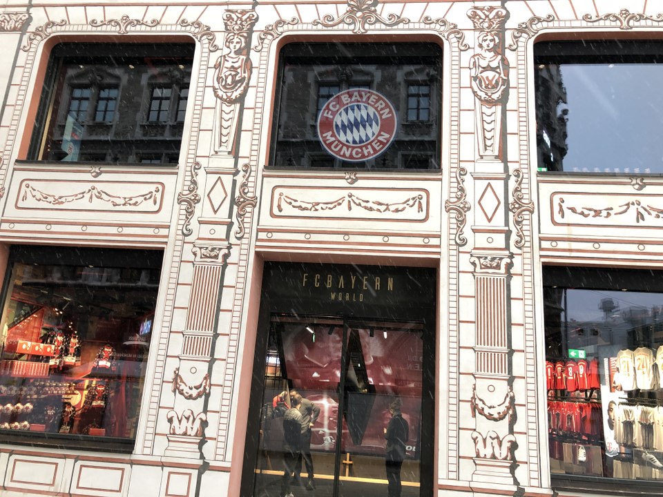 Opening 'FC Bayern World' @ Weinstraße München am 09.12.2020 - Innenansichten