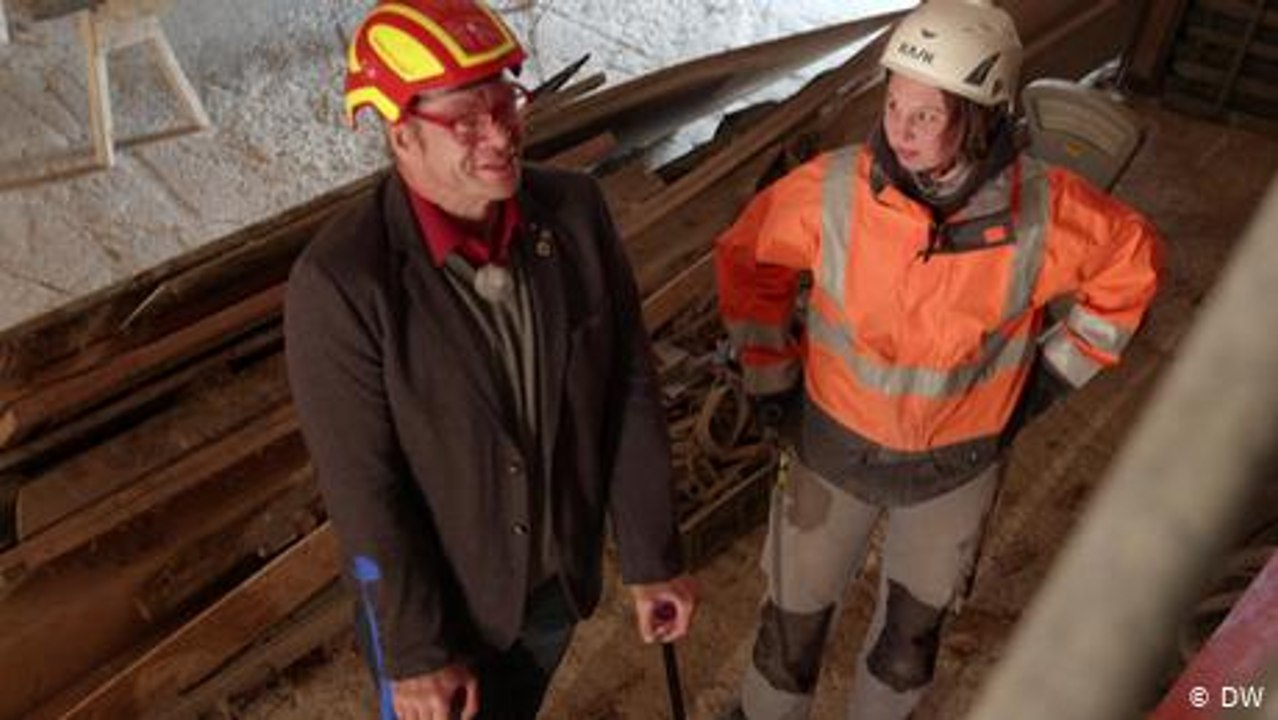 Mit Krücken auf der Baustelle