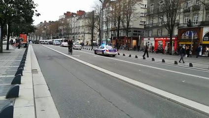 Des policiers manifestent leur colère dans le centre-ville de Nantes