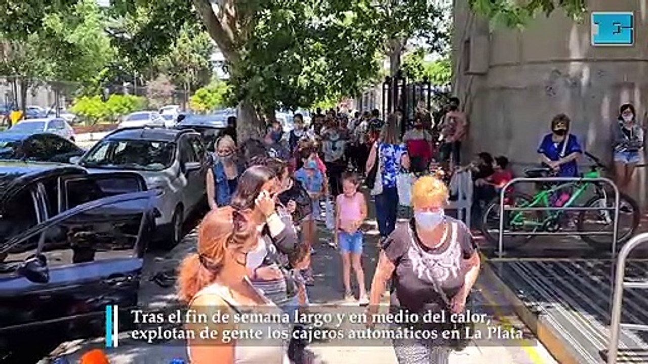 Tras el fin de semana largo y en medio del calor, explotan de gente los cajeros automáticos en La Plata
