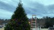Décorer un arbre de Noël avec un drone... efficace