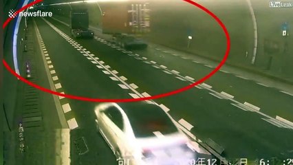 Download Video: Un camion perd sa remorque en pleine route