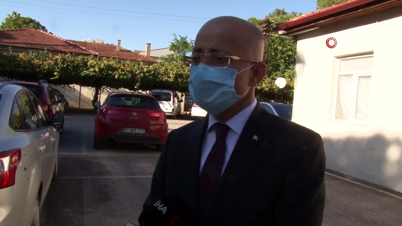 Balıkçılar, Topladıkları Balon Balıklarını Poşetlere Koyarak, Balıkçı Barınağının Yolunu Tuttu