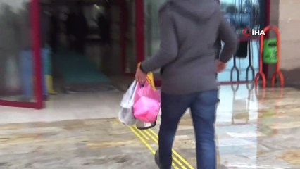 Hastane Bahçesinde Babasını Bekleyip, Öğrencilerine Uzaktan Eğitim Veriyor