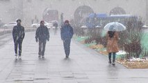 [날씨] 서울 첫눈 관측...출근길 산발적 비 ·눈, 교통안전 유의 / YTN