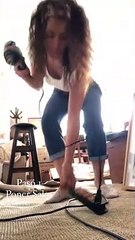 Luciana Blomberg aprendiendo a usar el taladro