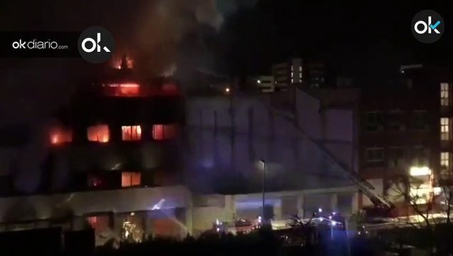 Al menos 17 heridos, cinco de ellos graves, evacuados del incendio en una nave industrial okupada en Badalona