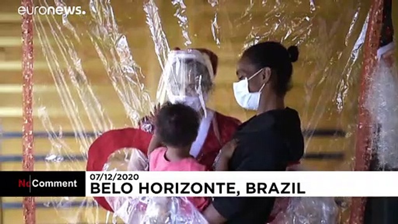 Brasilianische Weihnachtsfrau bietet coronasichere Umarmungen an