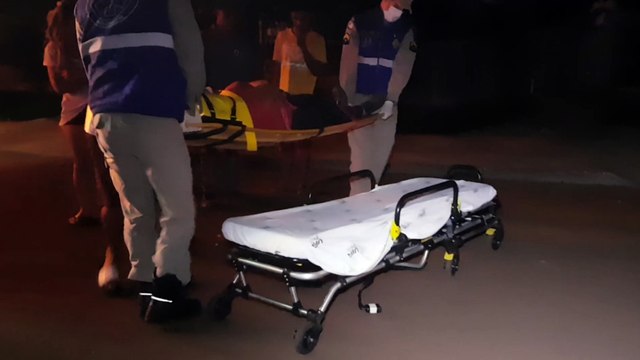 Garupa de moto é socorrida pelo Siate após sofrer queda no Bairro Cataratas