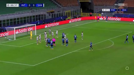 Lukaku tấu hài cực mạnh khiến Inter bị loại