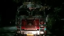 शाहजहांपुर: तेज रफ्तार अनियंत्रित ट्रक ने खड़ी बोलेरो को मारी टक्कर, हादसा टला