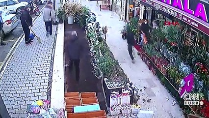 Bıçaklı saldırgan 5 metreden atlayıp kaçtı | Video