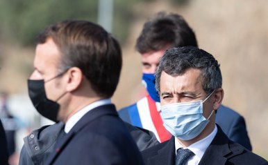 “Régler le problème par tous les moyens” : la consigne musclée de Macron à Darmanin pour “péter” les black blocs