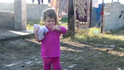 Sokağa atıldılar, kapısız penceresiz tek odalı eve sığındılar