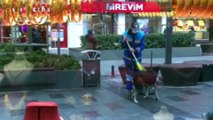 Arnavutköy'de yürek ısıtan görüntü...Temizlik işçisi fırçası ile sokak köpeğinin üzerini temizledi