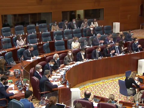 Ayuso se mete en un lío al defender al emérito: No todos somos iguales ante la ley