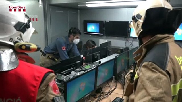 Bomberos trabajan para sofocar el fuego en una nave okupada en Badalona