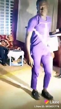 Ce pasteur mange puis se fait lécher les doigts par ses fidèles en guise de communion