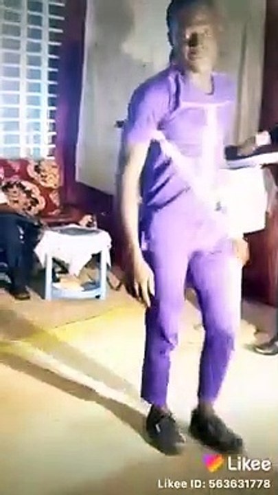 Ce pasteur mange puis se fait lécher les doigts par ses fidèles en guise de communion