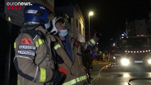 شاهد: حريق في مستودع يؤوي مهاجرين قرب برشلونة ومقتل وإصابة نحو 20 شخصا