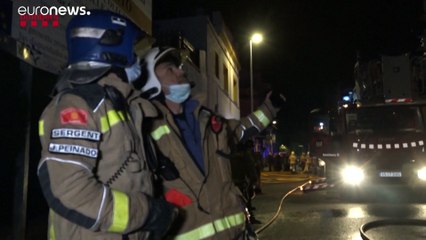 شاهد: حريق في مستودع يؤوي مهاجرين قرب برشلونة ومقتل وإصابة نحو 20 شخصا