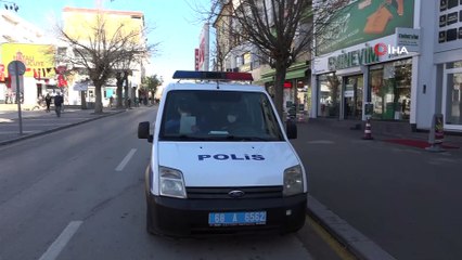 Polis ekipleri megafonla hem uyarıyor, hem de bilgilendiriyor