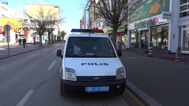 Polis ekipleri megafonla hem uyarıyor, hem de bilgilendiriyor