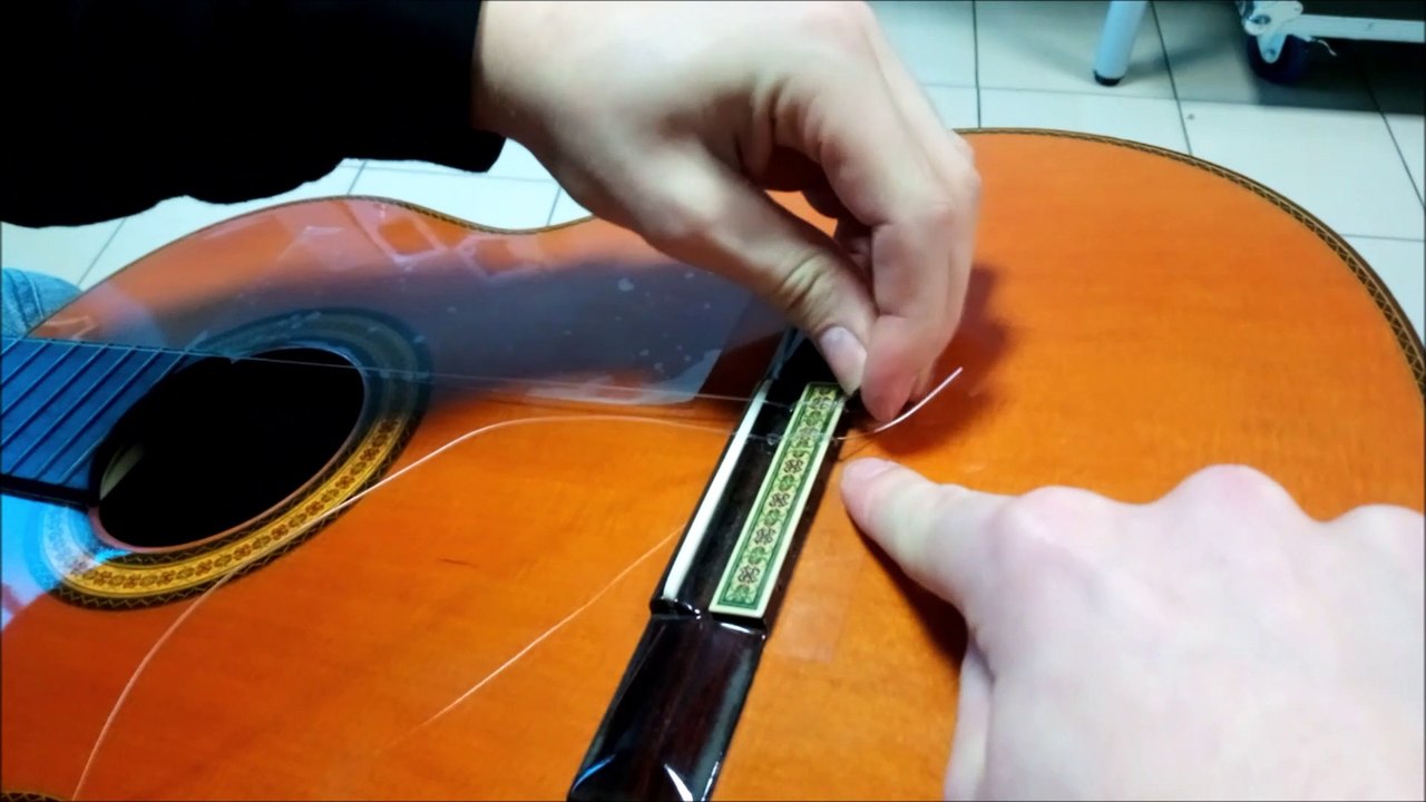 TUTO - changer les cordes de ma guitare classique