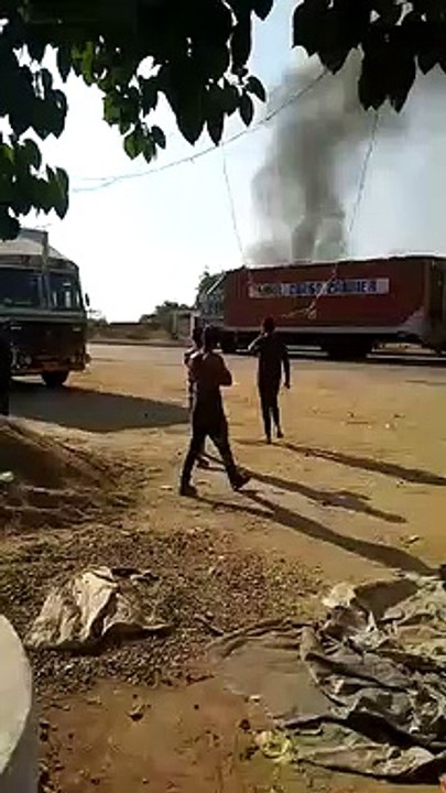मारुति रिपेयरिंग सेंटर में  अचानक मारुति वैन में  लगी आग