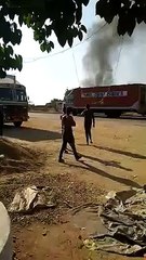 मारुति रिपेयरिंग सेंटर में  अचानक मारुति वैन में  लगी आग