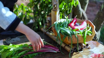 पहली बर्फीली रात में, गर्म होने के लिए जलाऊ लकड़ी के साथ चिकन का एक पकाएं