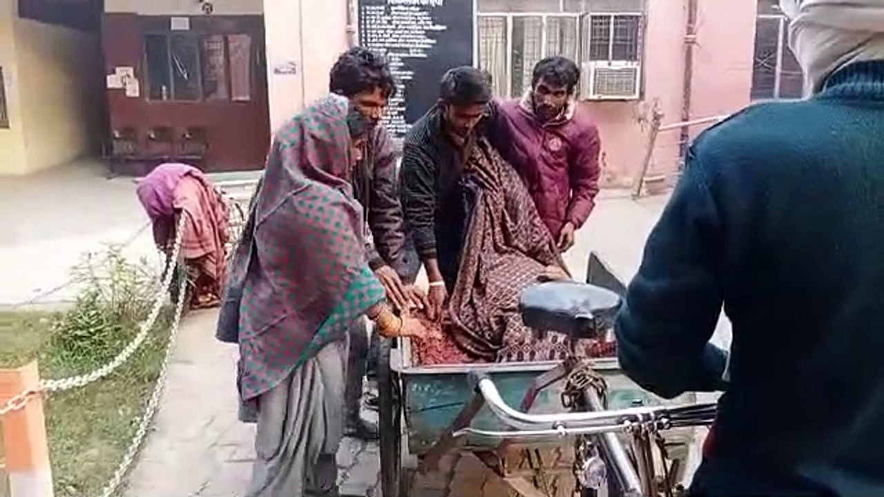 ठेले से शव ले जाने के मामले का CM कार्यालय ने लिया संज्ञान, ईएमओ व एंबुलेंस स्टाफ से स्पष्टीकरण तलब