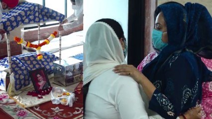 Divya Bhatnagar Prayer Meet; Devoleena ने Divya की माँ को लगाया गले, फूट-फूट कर रोई |FilmiBeat