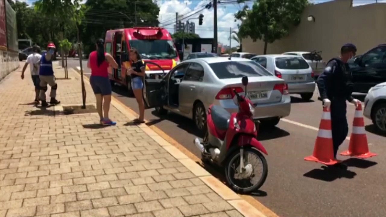 Homem fica ferido em acidente entre carro e moto na Rua Antonina