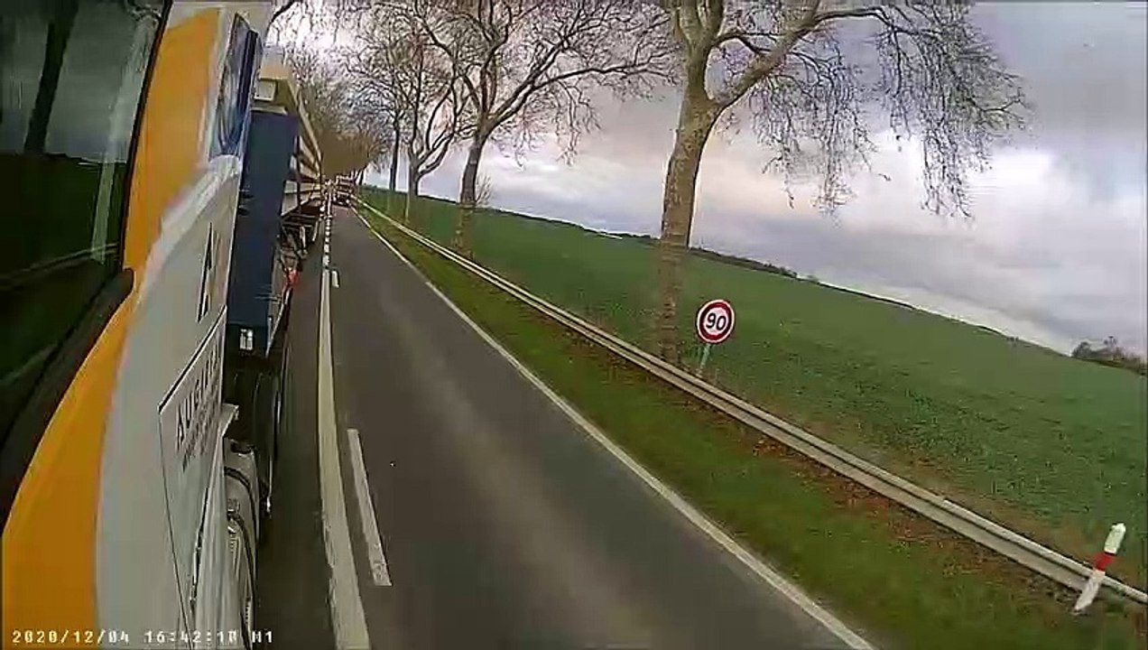 Un camion fou roule à contre sens et effectue un dépassement insensé