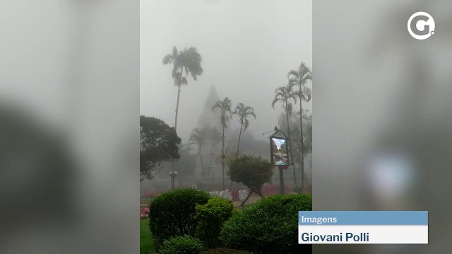 Cenário de chuva no centro de Domingos Martins