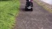 Papy laisse sa petite-fille conduire son mobility scooter et va le regretter