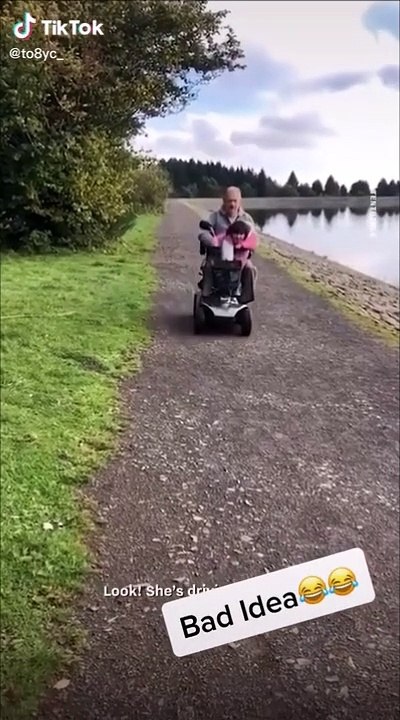 Papy laisse sa petite-fille conduire son mobility scooter et va le regretter