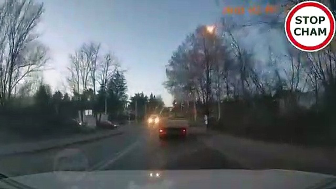 Une camionnette bloquée sur un passage à niveau