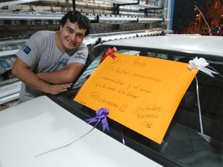 Jefe le regala un auto a empleado que caminaba kilómetros hacia el trabajo