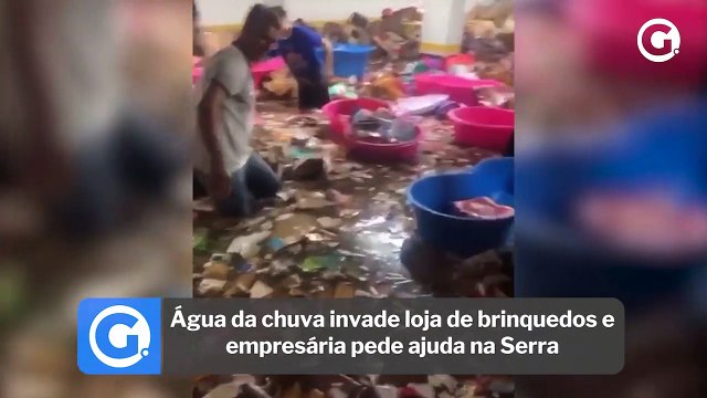Água da chuva invade loja de brinquedos e empresária pede ajuda na Serra