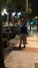 Aguadulce (Almería): Un marroquí se pone a destrozar coches porque sus propietarios no le han dado propina