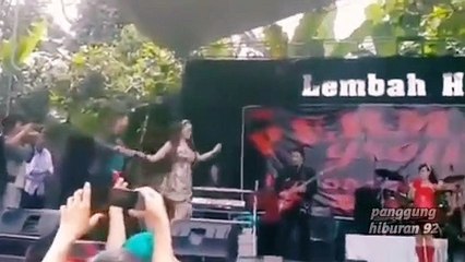 Dangdut Koplo  Biduan Seksi Goyang Duduk Ngangkang di Panggung