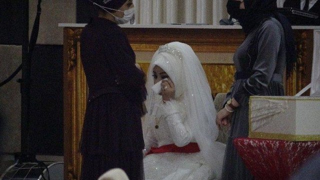 Yasakta düğün yaptılar, gelini ağlattılar