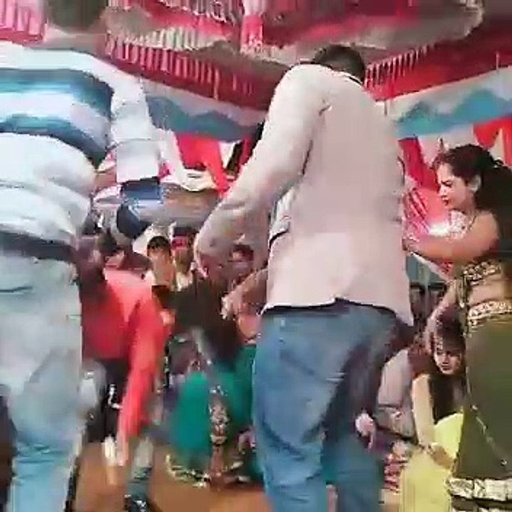 डांसर के साथ डांस कर बैंक मैनेजर ने जमकर लुटाए नोट