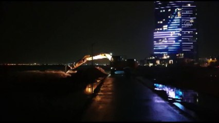 İZMİR - Taşkını önlemek amacıyla denizin önüne set çekiliyor