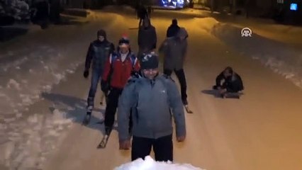 Karlı caddede kayak keyfi