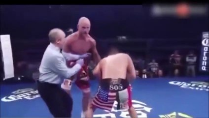 Boks maçında hakem arada kaynadı, yumruğu yedi