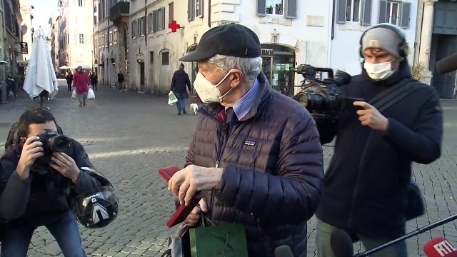 Intelectuales y políticos italianos devuelven la Legión de Honor, la máxima distinción de Francia