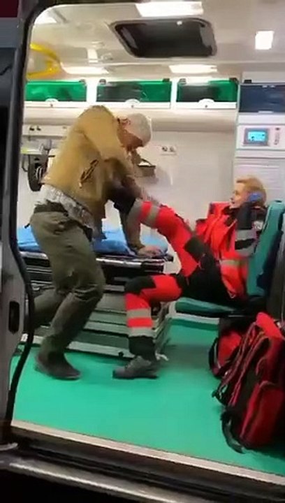 Homme agressif dans une ambulance